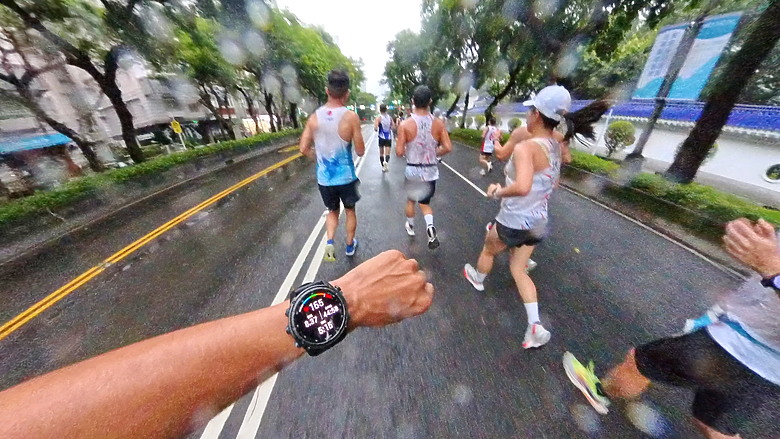 點我看大圖 (映像運動-EP.2世壯運21k路跑篇) 享受一場業餘運動愛好者最接近亞奧運世界規格的半馬,開心破2吧!feat. Garmin Descent MK3i