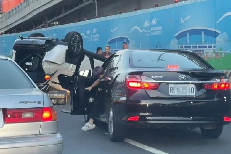 不妙，以為尾門沒關好，逕直停車下車被撞！