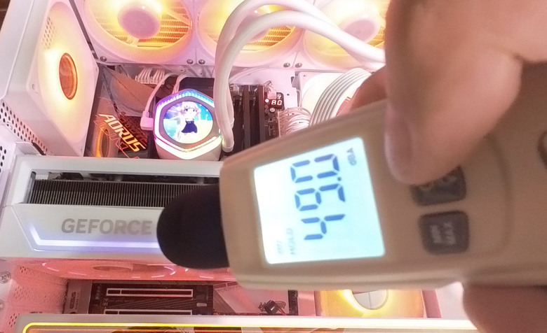 德亞啟動!7萬6技嘉5090白雕,跑分溫度風扇噪音簡易開箱!