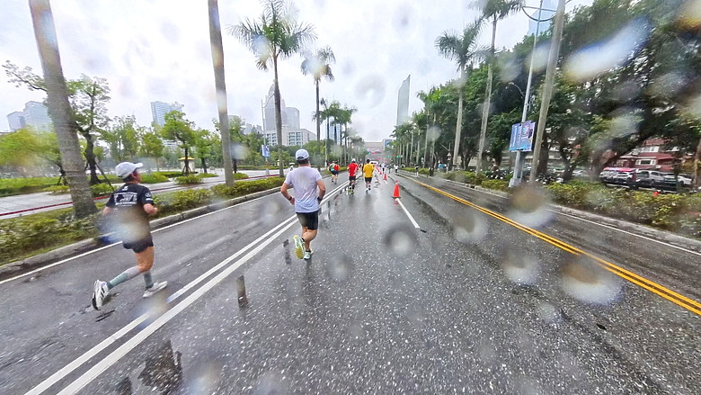 點我看大圖 (映像運動-EP.2世壯運21k路跑篇) 享受一場業餘運動愛好者最接近亞奧運世界規格的半馬,開心破2吧!feat. Garmin Descent MK3i
