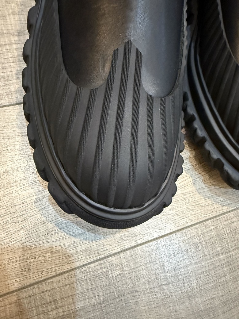 「開箱」Thom Browne 踝靴 & 四條槓毛衣 & VERSACE 帽子