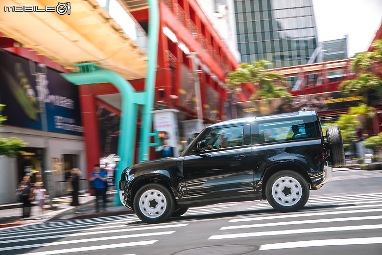 Defender 90 with County Pack 試駕｜帶點復古味，穿梭城市街景一樣對味！