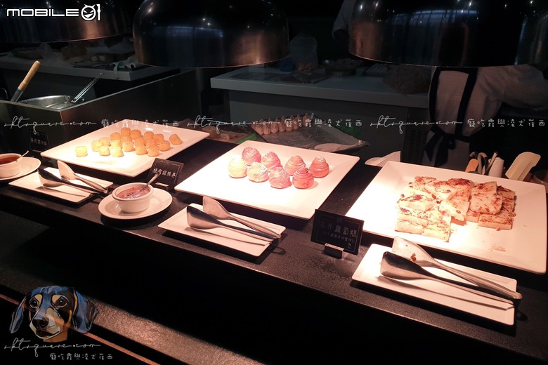 點我看大圖 桃園藝文特區港點吃到飽「村民食堂廚窗港點」不用700元爽吃80道|癡吃霞與凌犬崔西