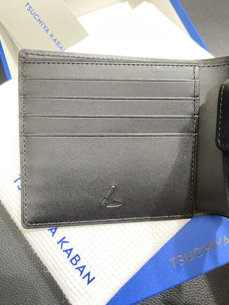 【開箱】土屋鞄製造所|2025 新色「黑/黑」馬臀皮夾|購買前掙扎、品牌售後(持續更新使用心得)