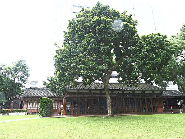 心中山線形公園、誠品書店 R79、玫瑰古蹟—蔡瑞月舞蹈研究社、光點台北(台北之家)、中山藏藝所,附掛OKAY韓國烤肉 — 臺北市區小旅行之選物小攤、咖啡香與日系文青風生活圈