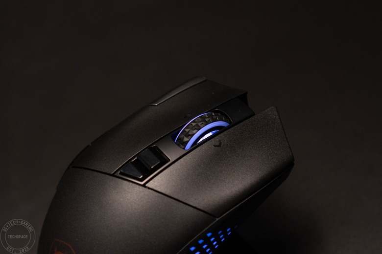 MSI VERSA PRO WIRELESS 無線電競滑鼠開箱評測 | 搭載 PixArt PAW-3395 光學感測器、三模輸出、具備 MOUSE DOCK PRO 磁性充電座