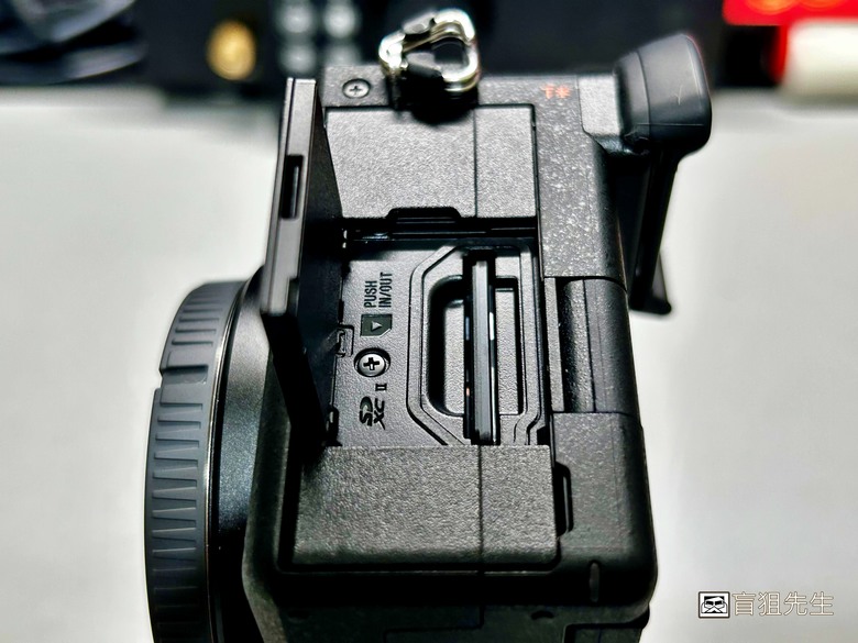 【盲狙先生傳100】SONY a6700M 被小惡魔推坑篇 | SEL18135 KIT鏡+SEL16F2.8,街拍、旅遊一次到位的入門機首選