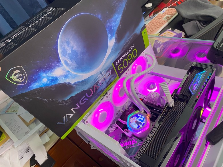 每次英亞啟動就少一位肥羊被宰！7萬2甜甜價 微星龍神 MSI 5090 VANGUARD SOC開箱，靜音風扇與極致效能。