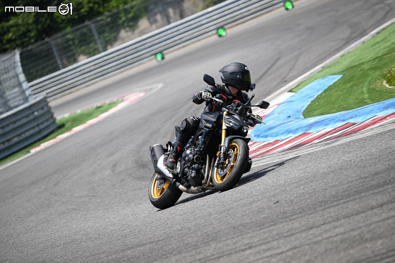 點我看大圖 Honda CB1000 Hornet SP賽道試駕|黑金配色低調奢華,Öhlins懸吊加持