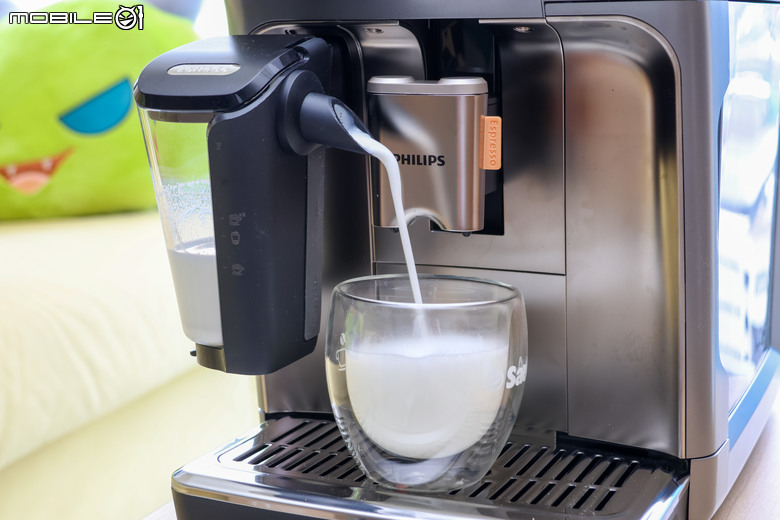 飛利浦 Philips EP5500 LatteGo 全自動義式咖啡機開箱|20種以上飲品選擇,從義式濃縮到冰雲朵拿鐵一次滿足!