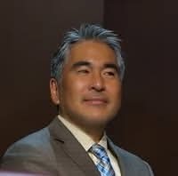 為什麼許多長輩的手機聊天軟體上面都會出現這個人阿
