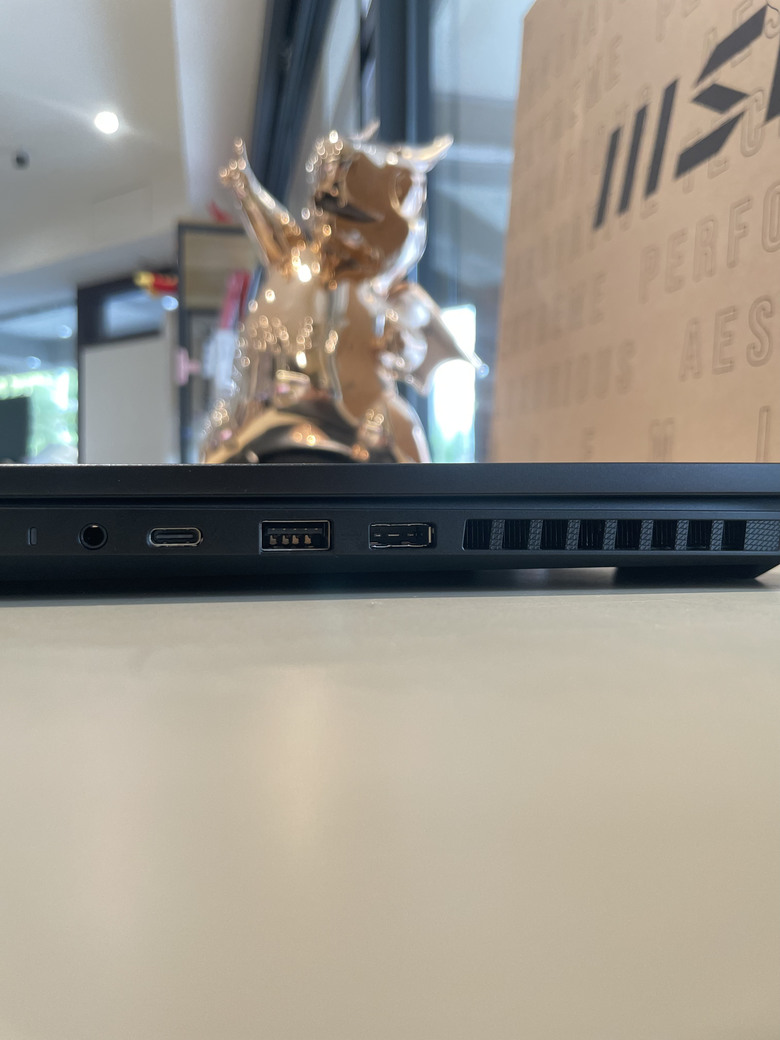 台中旗艦館 | Stealth 16 AI A2HWFG-031TW | AI 時代的輕量電競武器