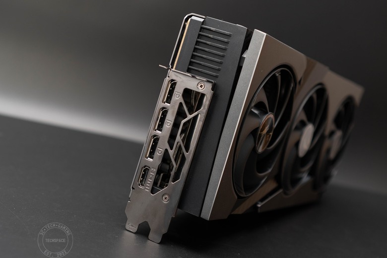 MSI GeForce RTX 5070 Ti 16G VANGUARD SOC 顯示卡開箱評測 | 太空船強大渦輪靈感設計、碳纖維裝飾未來感十足