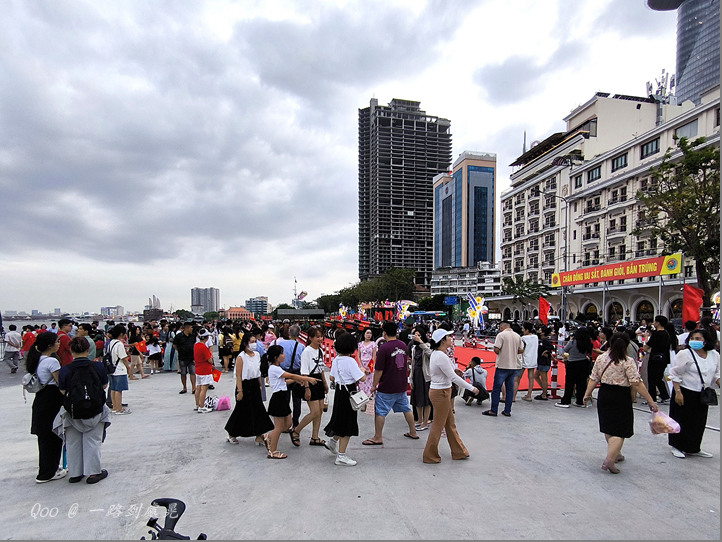 點我看大圖 一路到處晃---越南單車日誌 (渡輪過河、再渡海到「頭頓市」)