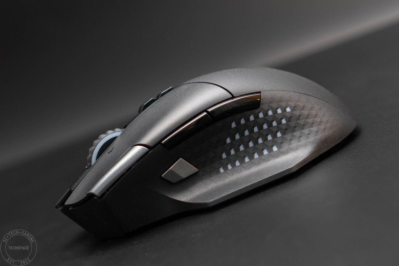 MSI VERSA PRO WIRELESS 無線電競滑鼠開箱評測 | 搭載 PixArt PAW-3395 光學感測器、三模輸出、具備 MOUSE DOCK PRO 磁性充電座