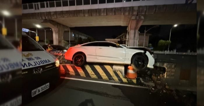 白賓撞橋頭墩，自稱恍神