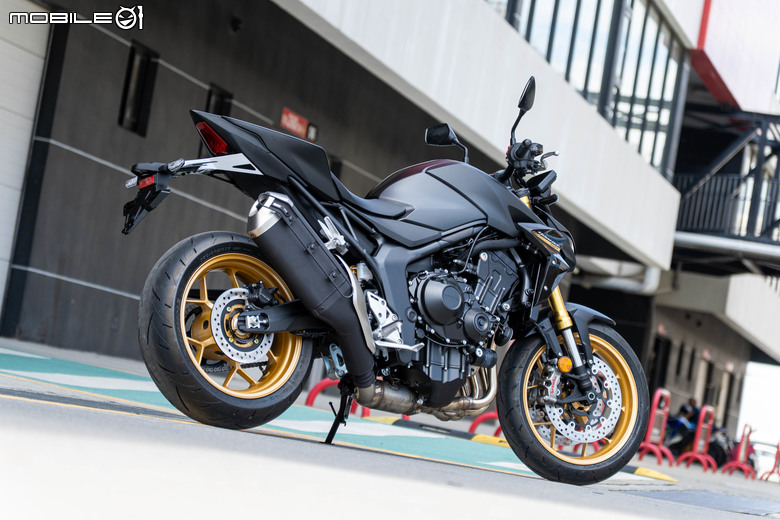 點我看大圖 Honda CB1000 Hornet SP賽道試駕|黑金配色低調奢華,Öhlins懸吊加持