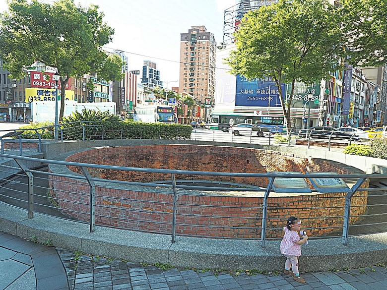 台北當代藝術館、日星鑄字行、日新國民小學紅樓、建成變電所 、陳德星堂、大稻埕圓環防空蓄水池、寧夏夜市、下奎府町郵便局、Bistro家樂利小酒館 — 臺北市區小旅行之舊建成區半日散策