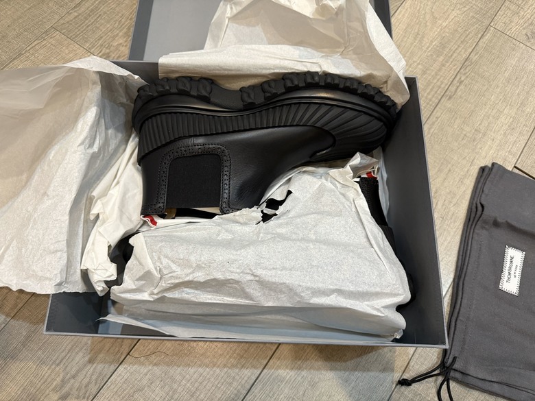 「開箱」Thom Browne 踝靴 & 四條槓毛衣 & VERSACE 帽子
