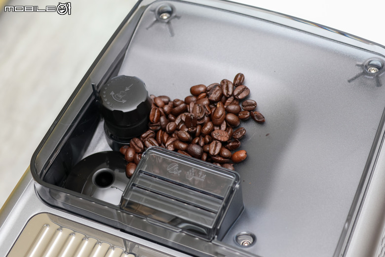飛利浦 Philips EP5500 LatteGo 全自動義式咖啡機開箱|20種以上飲品選擇,從義式濃縮到冰雲朵拿鐵一次滿足!