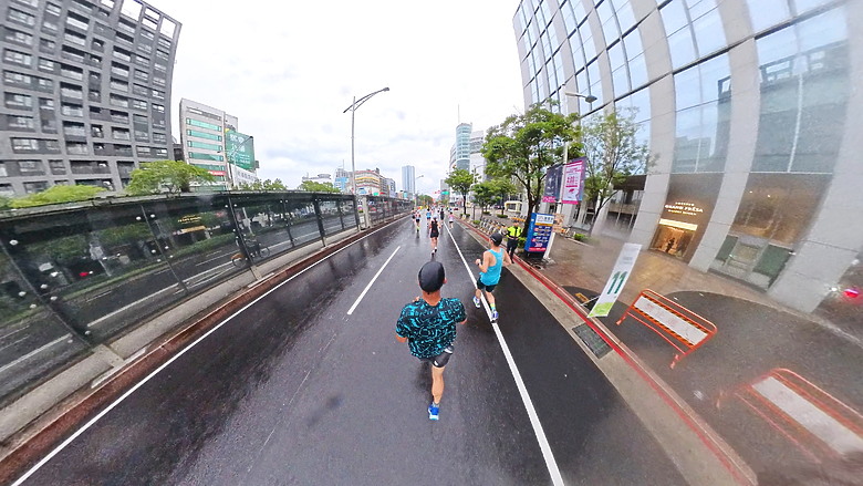 點我看大圖 (映像運動-EP.2世壯運21k路跑篇) 享受一場業餘運動愛好者最接近亞奧運世界規格的半馬,開心破2吧!feat. Garmin Descent MK3i