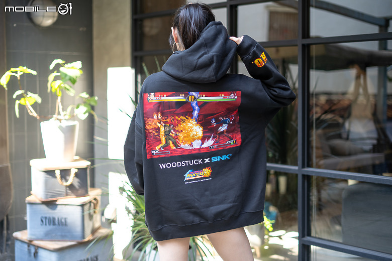《拳皇 '98 UM》x WOODSTUCK 聯名服飾第二彈｜再戰經典、燃起街頭！