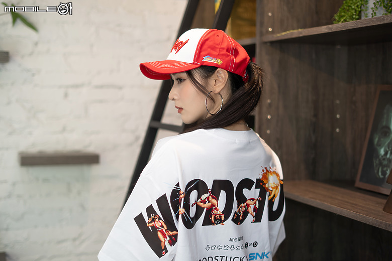 《拳皇 '98 UM》x WOODSTUCK 聯名服飾第二彈|再戰經典、燃起街頭!