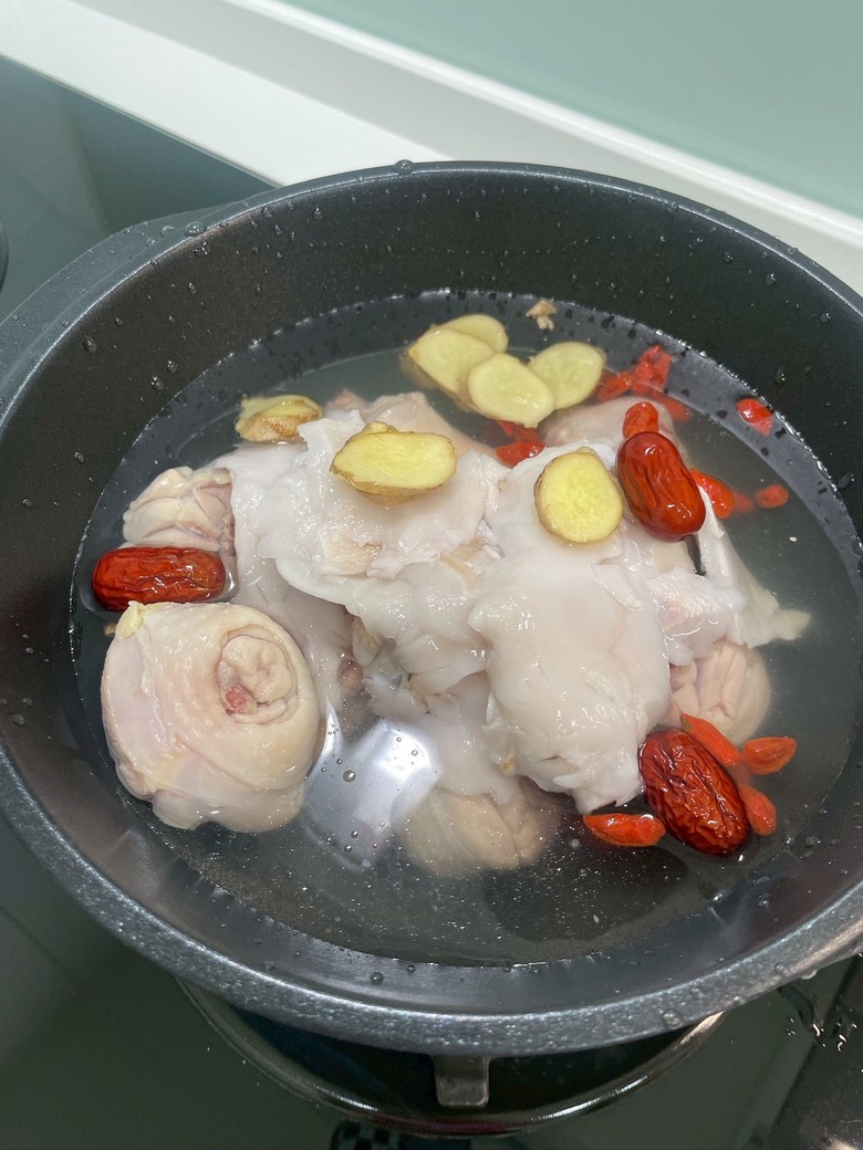 剝殼椰子雞湯盅