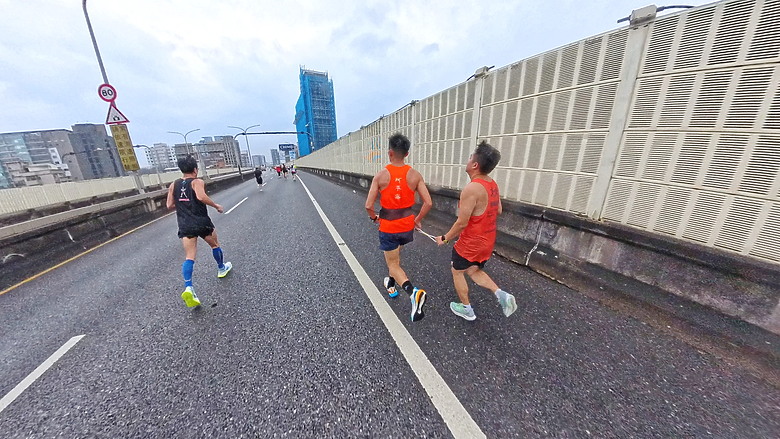 點我看大圖 (映像運動-EP.2世壯運21k路跑篇) 享受一場業餘運動愛好者最接近亞奧運世界規格的半馬,開心破2吧!feat. Garmin Descent MK3i