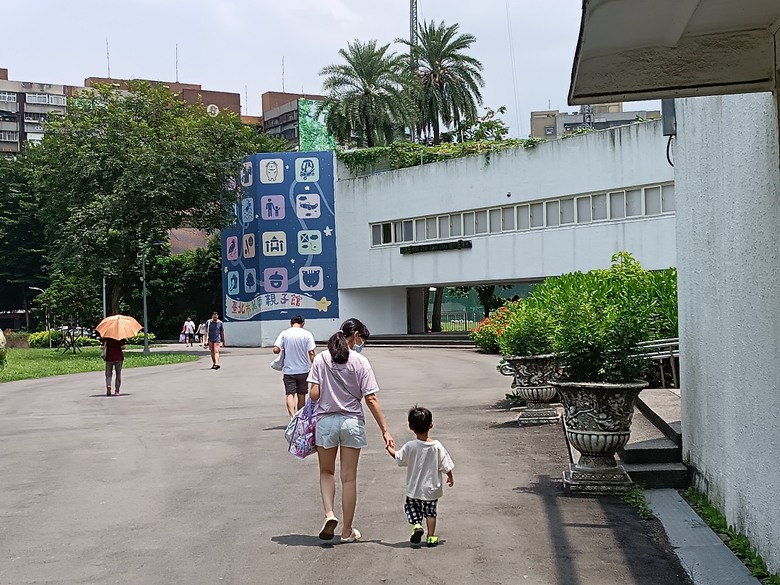 臺北製糖所文化園區、萬華林宅｜星巴克 艋舺門市、仁濟療養院、萬華故事館、青年公園游泳池、金義合行、艋舺集義宮、艋舺洪氏祖厝、萬華國中活動中心、雙園國小健康樓、五〇年代首批整建住宅 — 臺北市區小旅行之南艋舺半日散策