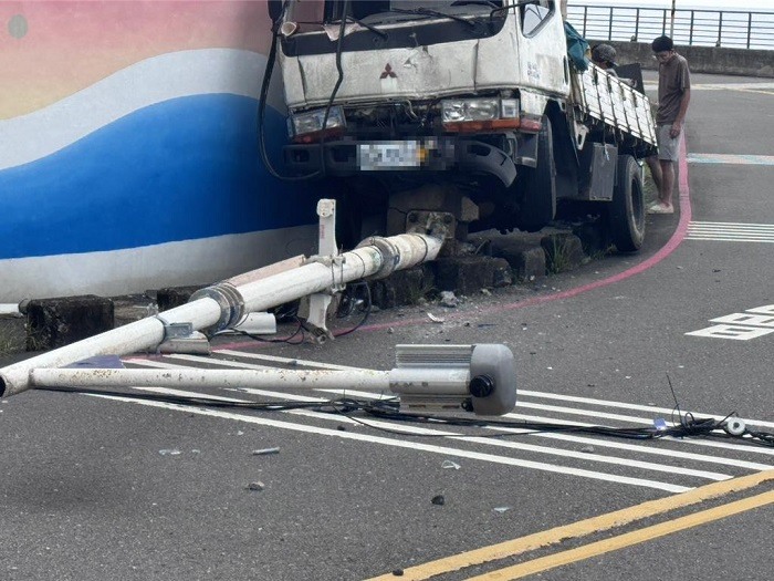 開車滑手機，終於自撞了