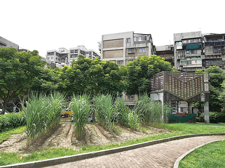 臺北製糖所文化園區、萬華林宅｜星巴克 艋舺門市、仁濟療養院、萬華故事館、青年公園游泳池、金義合行、艋舺集義宮、艋舺洪氏祖厝、萬華國中活動中心、雙園國小健康樓、五〇年代首批整建住宅 — 臺北市區小旅行之南艋舺半日散策