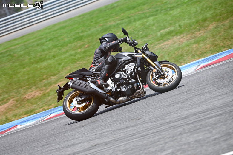 點我看大圖 Honda CB1000 Hornet SP賽道試駕|黑金配色低調奢華,Öhlins懸吊加持