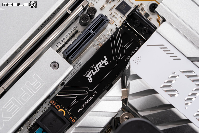 Kingston FURY Renegade G5 SSD 開箱實測 在冷靜運作溫度下提供優異實際傳輸效能
