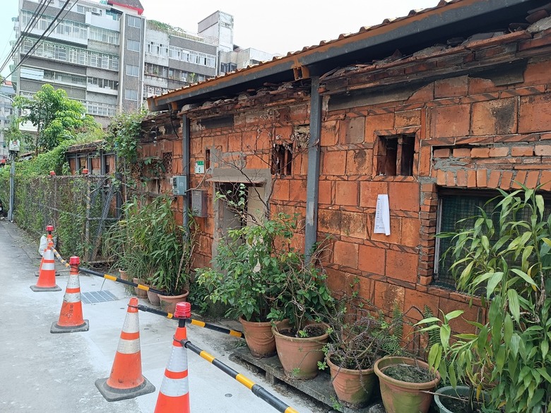 臺北製糖所文化園區、萬華林宅｜星巴克 艋舺門市、仁濟療養院、萬華故事館、青年公園游泳池、金義合行、艋舺集義宮、艋舺洪氏祖厝、萬華國中活動中心、雙園國小健康樓、五〇年代首批整建住宅 — 臺北市區小旅行之南艋舺半日散策