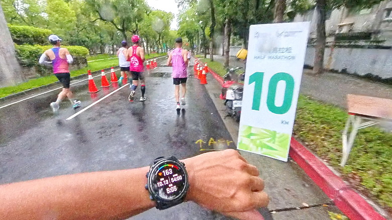 點我看大圖 (映像運動-EP.2世壯運21k路跑篇) 享受一場業餘運動愛好者最接近亞奧運世界規格的半馬,開心破2吧!feat. Garmin Descent MK3i