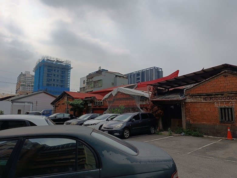 臺北製糖所文化園區、萬華林宅｜星巴克 艋舺門市、仁濟療養院、萬華故事館、青年公園游泳池、金義合行、艋舺集義宮、艋舺洪氏祖厝、萬華國中活動中心、雙園國小健康樓、五〇年代首批整建住宅 — 臺北市區小旅行之南艋舺半日散策