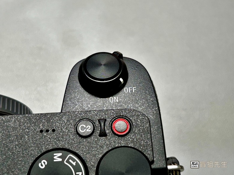 【盲狙先生傳100】SONY a6700M 被小惡魔推坑篇 | SEL18135 KIT鏡+SEL16F2.8,街拍、旅遊一次到位的入門機首選