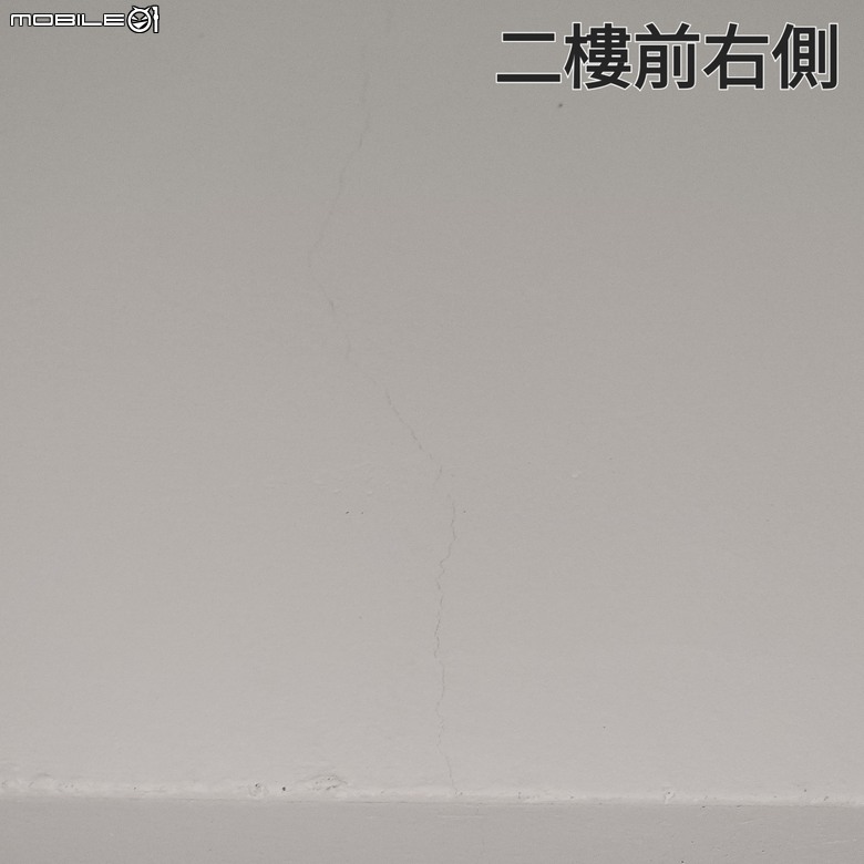 請問房子這種裂縫需要注意嗎？(在橫樑跟角落)