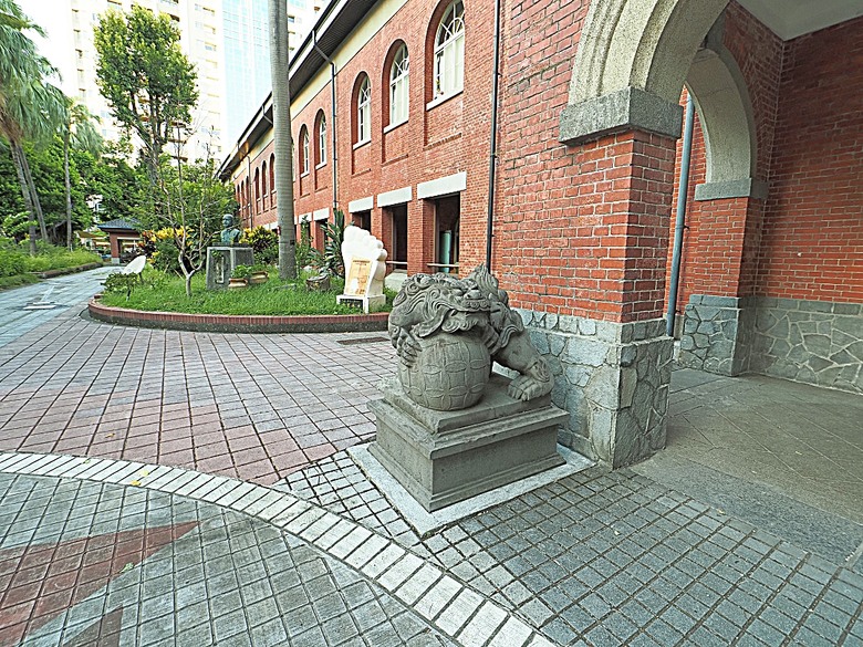 台北當代藝術館、日星鑄字行、日新國民小學紅樓、建成變電所 、陳德星堂、大稻埕圓環防空蓄水池、寧夏夜市、下奎府町郵便局、Bistro家樂利小酒館 — 臺北市區小旅行之舊建成區半日散策