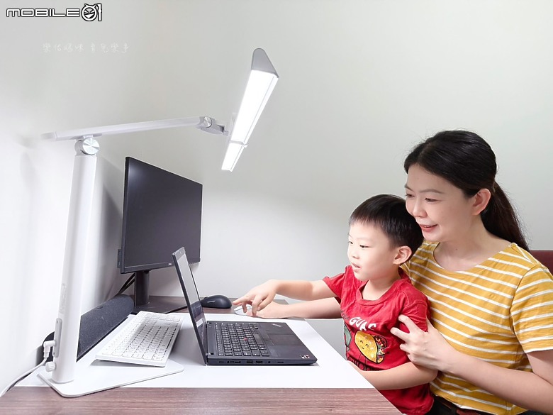 開箱 舞光DANCELIGHT Eye Health 全光譜護眼檯燈｜孩子閱讀學習的護眼好夥伴！