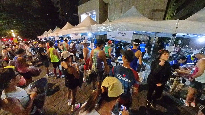 點我看大圖 (映像運動-EP.2世壯運21k路跑篇) 享受一場業餘運動愛好者最接近亞奧運世界規格的半馬,開心破2吧!feat. Garmin Descent MK3i