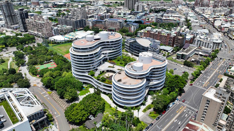 🌟 大里【臺中軟體園區 空拍分享】大里藝術廣場 ╳ 臺中市立圖書館大里分館 ╳ 東湖公園