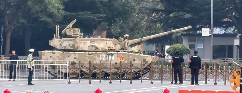 中国的阅兵彩排，全是新武器，所有人都成了军盲