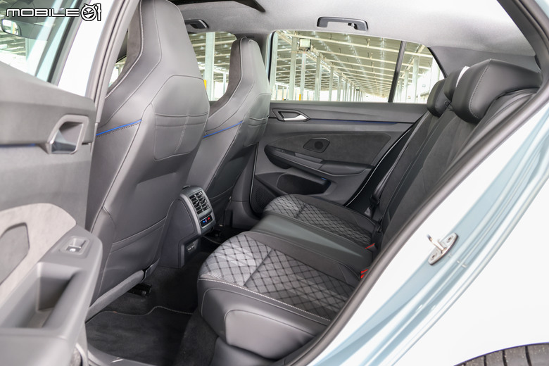 Volkswagen Golf 280 eTSI R-Line 試駕｜科技指數升級、仍為經典之作！
