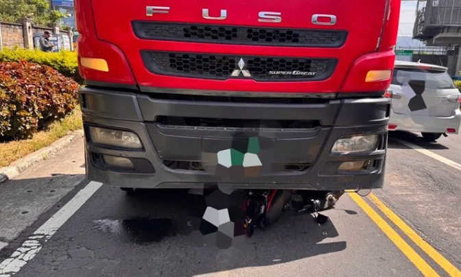 新北🍣 鶯歌，🚚水泥車 把機車🛵🛵嚕下去....💢 💢☠️☠️