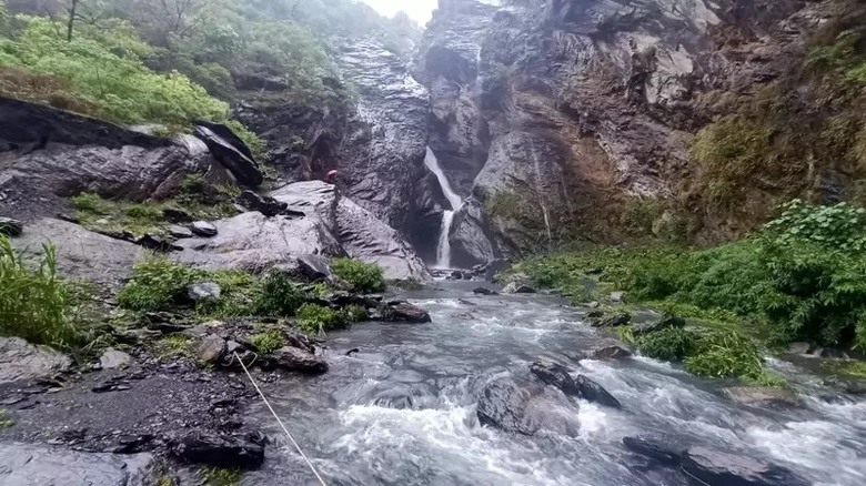 瀑布溯溪探險的露營地，河谷群山環繞