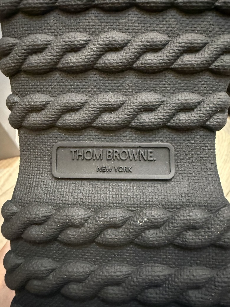 「開箱」Thom Browne 踝靴 & 四條槓毛衣 & VERSACE 帽子