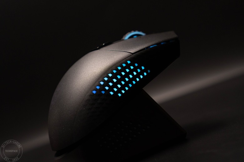 MSI VERSA PRO WIRELESS 無線電競滑鼠開箱評測 | 搭載 PixArt PAW-3395 光學感測器、三模輸出、具備 MOUSE DOCK PRO 磁性充電座