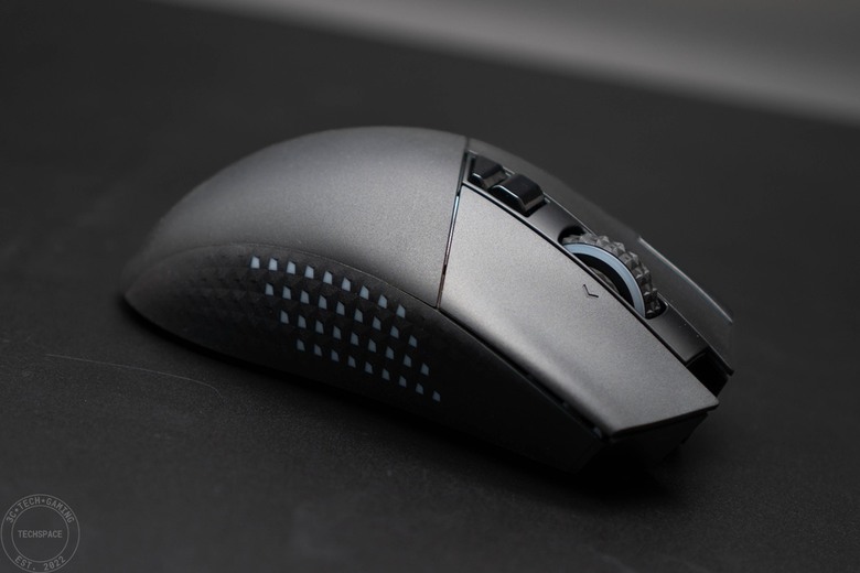 MSI VERSA PRO WIRELESS 無線電競滑鼠開箱評測 | 搭載 PixArt PAW-3395 光學感測器、三模輸出、具備 MOUSE DOCK PRO 磁性充電座
